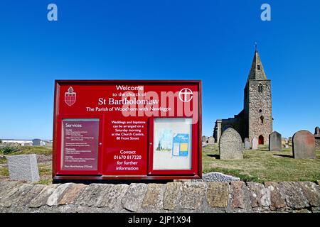 Newbiggin am Meer Northumberland schönes Küstendorf mit St. Batholomews Kirche die Pfarrei Woodhorn und Newbiggin gegen einen tiefblauen Summ Stockfoto