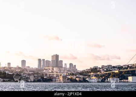 Skyline der Stadt in der Abenddämmerung Stockfoto