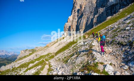 Gruppe von Wanderern, die den Berg in den Dolomiten besteigten Stockfoto