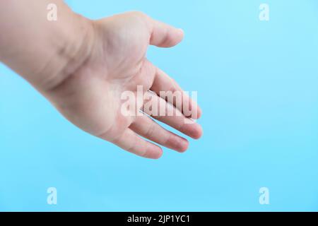Die Hand wurde von einem anonymen Mann ausgestreckt, der bereit war zu grüßen. Werbefläche Stockfoto