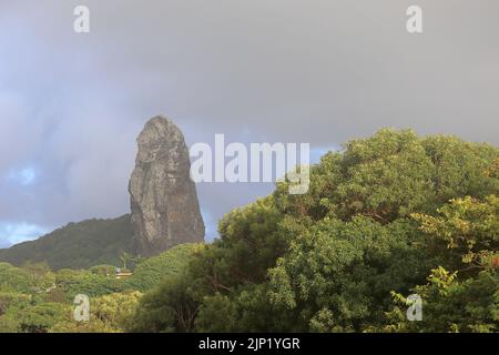 Morro do Pico rocken unter grauen Wolken auf dem Fernando de Noronha Archipel, Brasilien. Stockfoto