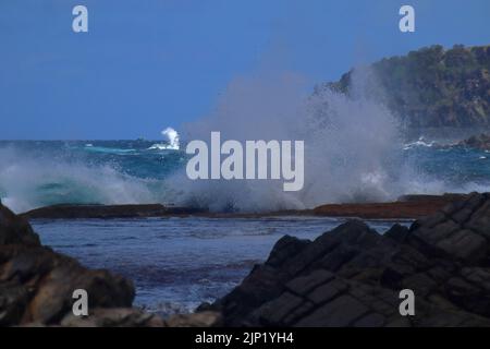 Starke Wellen treffen auf Felsen am Strand von Leao in Noronha, Praia do Leao. Stockfoto