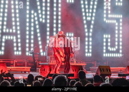 Huelva, Spanien - 1. August 2022: Der Sänger Mario Vaquerizo mit der Band Nancys Rubias, einer spanischen Musikgruppe aus Elektronik, Pop, Tanz und Glam, i Stockfoto