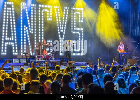 Huelva, Spanien - 1. August 2022: Der Sänger Mario Vaquerizo mit der Band Nancys Rubias, einer spanischen Musikgruppe aus Elektronik, Pop, Tanz und Glam, i Stockfoto