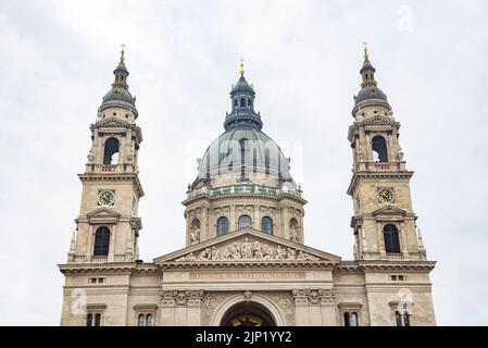 St. Stephans Basilika auf der Pester Seite von Budapest, Ungarn, liegt. Stockfoto