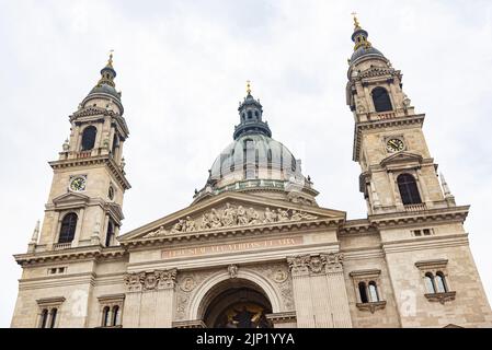 St. Stephans Basilika auf der Pester Seite von Budapest, Ungarn, liegt. Stockfoto