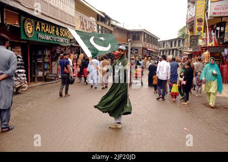 Junger pakistanischer Mann mit pakistanischer Flagge, 14.. august, Unabhängigkeitstag Pakistan, in Mall Road, Murree, Rawalpindi, Khyber Pakhtunkhwa, Pakistan. Stockfoto