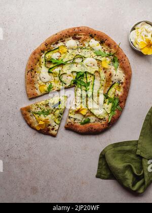 Vegetarisch, Pizza, Zucchini-Pizza, Vegetarier, Pizza Stockfoto