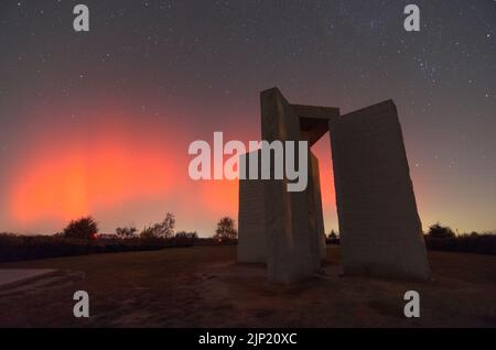 Eine seltene Aurora Borealis hinter den Georgia Guidestones in Elberton, Georgia, USA. Stockfoto