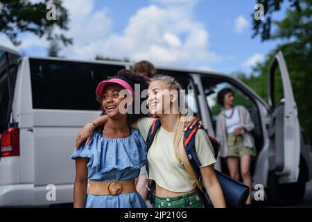 Multirassische junge Freunde, die mit dem Auto zusammen reisen - Sommerurlaub, Urlaub, Reise und Roadtrip Konzept. Stockfoto