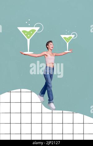 Vertikale Composite Collage Bild der fröhlichen Mädchen Arme halten zwei große bemalte Glas Alkohol Cocktail isoliert auf Zeichnung Hintergrund Stockfoto