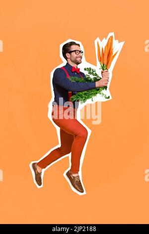 Vertikale Collage Bild von positiven Kerl Arme halten Bund Karotte reif läuft isoliert auf orangen Hintergrund Stockfoto
