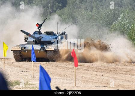 Moskau, Russland. 14. August 2022. Das chinesische Team nimmt am 14. August 2022 am Panzer-Biathlon der Internationalen Armeespiele 2022 auf dem Alabino-Trainingsgelände in der Region Moskau, Russland, Teil. Das chinesische Team hat am Sonntag den ersten Wettkampf im Tank-Biathlon der laufenden Internationalen Armeespiele 2022 auf dem Alabino-Trainingsgelände in der Region Moskau erfolgreich absolviert. Insgesamt nehmen in diesem Jahr 21 Länder und Regionen am Tank-Biathlon Teil. Das chinesische Team verwendet 96B-Typ-Panzer, und die anderen Teams verwenden T-72-Panzer. Quelle: Alexander Zemlianichenko Jr/Xinhua/Alamy Live News Stockfoto