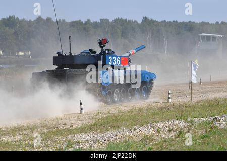 Moskau, Russland. 14. August 2022. Das chinesische Team nimmt am 14. August 2022 am Panzer-Biathlon der Internationalen Armeespiele 2022 auf dem Alabino-Trainingsgelände in der Region Moskau, Russland, Teil. Das chinesische Team hat am Sonntag den ersten Wettkampf im Tank-Biathlon der laufenden Internationalen Armeespiele 2022 auf dem Alabino-Trainingsgelände in der Region Moskau erfolgreich absolviert. Insgesamt nehmen in diesem Jahr 21 Länder und Regionen am Tank-Biathlon Teil. Das chinesische Team verwendet 96B-Typ-Panzer, und die anderen Teams verwenden T-72-Panzer. Quelle: Alexander Zemlianichenko Jr/Xinhua/Alamy Live News Stockfoto