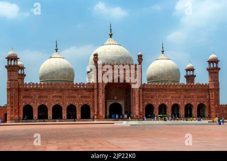 Schöne Moschee in blauem Himmel und weißen Wolken, die Badshahi Moschee ist eine Mughal-Ära Gemeindemoschee in Lahore, der Hauptstadt der pakistanischen Provinz Stockfoto