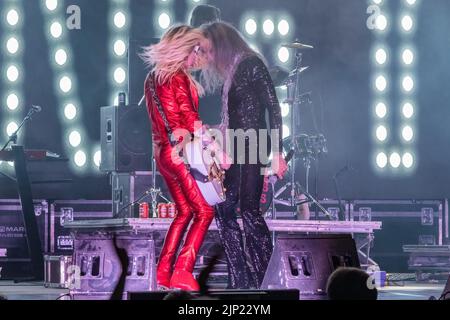 Huelva, Spanien - 1. August 2022: Der Sänger Mario Vaquerizo mit der Band Nancys Rubias, einer spanischen Musikgruppe aus Elektronik, Pop, Tanz und Glam, i Stockfoto