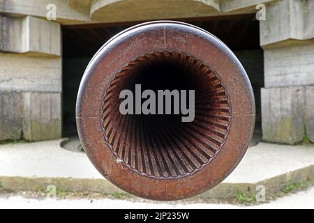 Der Blick auf die Mündung eines Kaliber TbtsK C/36-Marinegewehrs aus dem Jahr 150mm, das das Aufschlagen der Longues-sur-Mer-Batterie in der Normandie, Frankreich, zeigt. Stockfoto