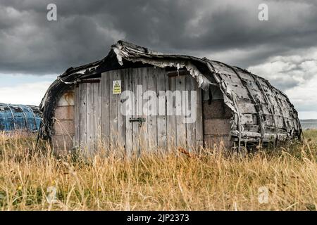 Alte Fischerhütte aus einem umgedrehten Boot auf der Insel Lindisfarne, (Holy, Island) Northumberland, England, Großbritannien Stockfoto