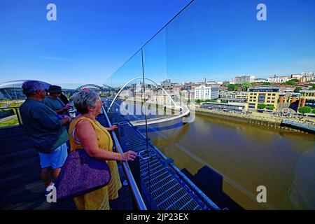 Baltic Arts Center Gateshead mit Blick von der Aussichtsplattform von außen auf den Fluss und die Brücken der Skyline von Newcastle am Kai Stockfoto