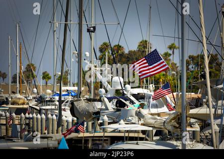 Eine amerikanische Flagge fliegt von einem Segelboot in der Glorietta Bay in Coronado, Kalifornien. Stockfoto