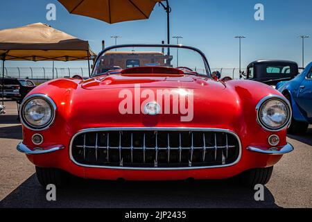 Libanon, TN - 13. Mai 2022: Low-Perspective-Frontansicht eines 1957 Chevrolet Corvette Cabriolets auf einer lokalen Automesse. Stockfoto