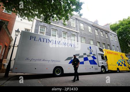 Lieferwagen des Unternehmens Bishop's Move, das sich auf Umzüge, Lagerung und Versand spezialisiert hat, in Downing Street, London. Am Wochenende wurde berichtet, dass Premierminister Boris Johnson eine Woche in Griechenland verbringt, wo ihn Einheimische in einem Supermarkt in Nea Makri, einer Stadt östlich von Athen, beim Einkaufen neben seiner Frau Carrie beobachten. Der offizielle Sprecher des Premierministers bestätigte am Montag, dass Herr Johnson Urlaub hat und dieses Wochenende zurückkehren wird. Bilddatum: Montag, 15. August 2022. Stockfoto