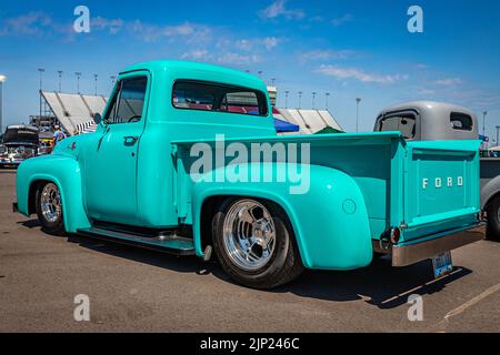 Libanon, TN - 13. Mai 2022: Rückansicht eines 1955 Ford F100 Pickup Trucks mit niedriger Perspektive auf einer lokalen Automesse. Stockfoto