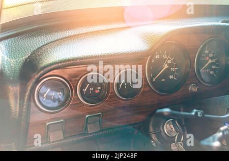 Instrumententafel des alten Autos. Blick auf Lada Auto von innen. Stockfoto