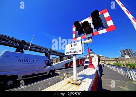 Newcastle Gateshead die geschäftige Swing Bridge überquert den Fluss Tyne vor einem tiefblauen Himmel Stockfoto