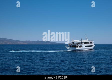 Im Sommer ein kleines Boot vor der Insel Hydra in Griechenland Stockfoto