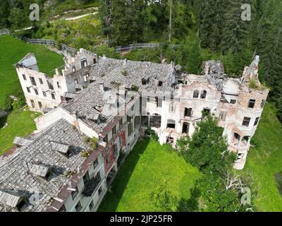 Innichen, Italien, August 15,2022 - das verlassene Gebäude von 'Bagni di Innichen'. Dieser Palast wurde Anfang 1800 erbaut und wurde von vielen Adligen und wichtigen Persönlichkeiten besucht. Darunter auch die Prinzessin Sissi mit dem Kaiser Franz Joseph. Heute befindet sich der Palast nach den Bombardierungen des Ersten Weltkriegs in einem Zustand der Vernachlässigung. Credits: Luigi de Pompeis/Alamy Stockfoto