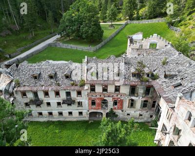 Innichen, Italien, August 15,2022 - das verlassene Gebäude von 'Bagni di Innichen'. Dieser Palast wurde Anfang 1800 erbaut und wurde von vielen Adligen und wichtigen Persönlichkeiten besucht. Darunter auch die Prinzessin Sissi mit dem Kaiser Franz Joseph. Heute befindet sich der Palast nach den Bombardierungen des Ersten Weltkriegs in einem Zustand der Vernachlässigung. Credits: Luigi de Pompeis/Alamy Stockfoto