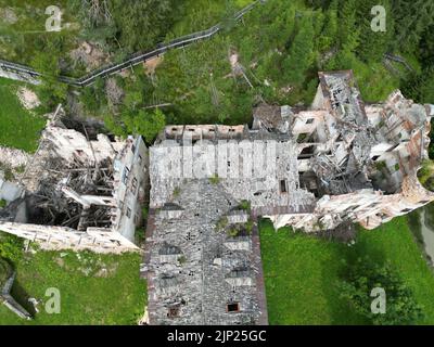 Innichen, Italien, August 15,2022 - das verlassene Gebäude von 'Bagni di Innichen'. Dieser Palast wurde Anfang 1800 erbaut und wurde von vielen Adligen und wichtigen Persönlichkeiten besucht. Darunter auch die Prinzessin Sissi mit dem Kaiser Franz Joseph. Heute befindet sich der Palast nach den Bombardierungen des Ersten Weltkriegs in einem Zustand der Vernachlässigung. Credits: Luigi de Pompeis/Alamy Stockfoto