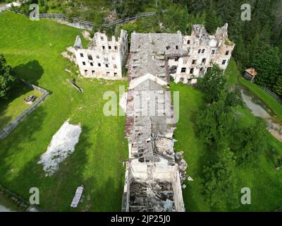 Innichen, Italien, August 15,2022 - das verlassene Gebäude von 'Bagni di Innichen'. Dieser Palast wurde Anfang 1800 erbaut und wurde von vielen Adligen und wichtigen Persönlichkeiten besucht. Darunter auch die Prinzessin Sissi mit dem Kaiser Franz Joseph. Heute befindet sich der Palast nach den Bombardierungen des Ersten Weltkriegs in einem Zustand der Vernachlässigung. Credits: Luigi de Pompeis/Alamy Stockfoto