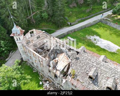 Innichen, Italien, August 15,2022 - das verlassene Gebäude von 'Bagni di Innichen'. Dieser Palast wurde Anfang 1800 erbaut und wurde von vielen Adligen und wichtigen Persönlichkeiten besucht. Darunter auch die Prinzessin Sissi mit dem Kaiser Franz Joseph. Heute befindet sich der Palast nach den Bombardierungen des Ersten Weltkriegs in einem Zustand der Vernachlässigung. Credits: Luigi de Pompeis/Alamy Stockfoto