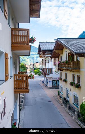 Grossarl, Österreich - 18. Juni 2022: Traditionelle österreichische Architektur in der Kleinstadt Großarl in Österreich Stockfoto