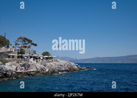 Touristen schwimmen im Sommer auf der Insel Hydra in Griechenland Stockfoto