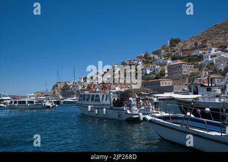 Touristen auf einer kurzen Kreuzfahrt um die Insel Hydra in Griechenland Stockfoto