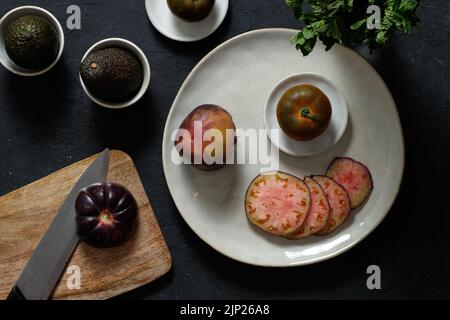 Tomaten, Avocado, Schneiden, Tomaten, Tomaten, Tomaten, Avocados Stockfoto