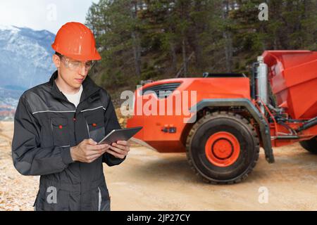 Ingenieur programmiert autonom Bergbau LKW mit digitalen Tablet Stockfoto