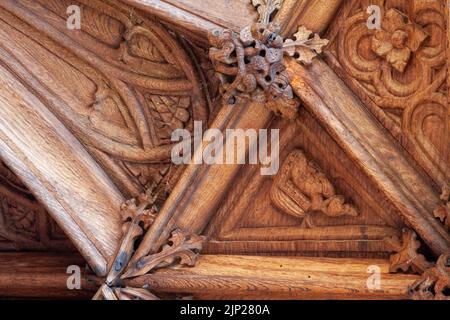 Rood Screen mit Dame mit Schlangenzunge, vermutlich Margaret Beaufort, St. Matthew’s Church, Coldridge, Devon Stockfoto