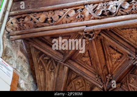 Rood Screen mit Dame mit Schlangenzunge, vermutlich Margaret Beaufort, St. Matthew’s Church, Coldridge, Devon Stockfoto