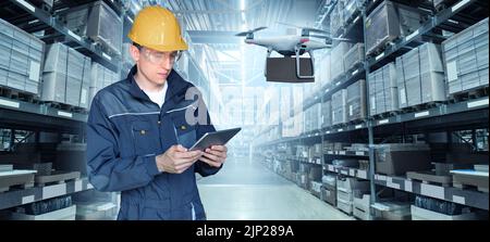 Warehouse Manager mit digitalem Tablet steuert Drohne mit einem Paket. Unbemanntes Lieferkonzept Stockfoto