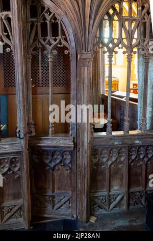 Rood Screen mit Dame mit Schlangenzunge, vermutlich Margaret Beaufort, St. Matthew’s Church, Coldridge, Devon Stockfoto