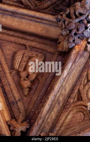 Rood Screen mit Dame mit Schlangenzunge, vermutlich Margaret Beaufort, St. Matthew’s Church, Coldridge, Devon Stockfoto