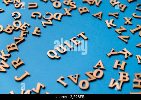 WORTSTILL aus Holzbuchstaben auf hellblauem Hintergrund. Motivationswörter Zitate Konzept. Inspirierender Satz Stockfoto