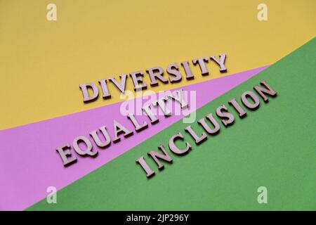 GLEICHBERECHTIGUNG BEI DER EINBEZIEHUNG VON VIELFALT. Motivationswörter Zitate Konzept. Farbenfroher Hintergrund. Minimalistisches kreatives Konzept. Konzept Identität Gleichheit b Stockfoto