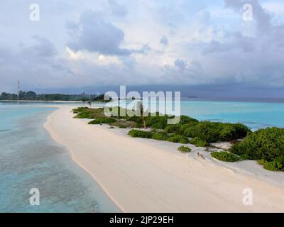 Tropische entspannende exotische türkisblaue Meereslandschaft Stockfoto