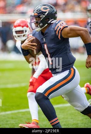 13. August 2022: Chicago, Illinois, USA - Chicago Bears Quarterback #1 Justin Fields läuft mit dem Ball während des Spiels zwischen den Kansas City Chiefs und den Chicago Bears im Soldier Field in Chicago, IL. Stockfoto