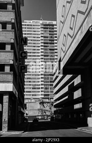 Der Apartmentblock Sussex Heights in Brighton mit Parkplätzen und Abrissarbeiten im Hilton Metropole Hotel in Brighton, britische Fotografie von Simon Dack Stockfoto